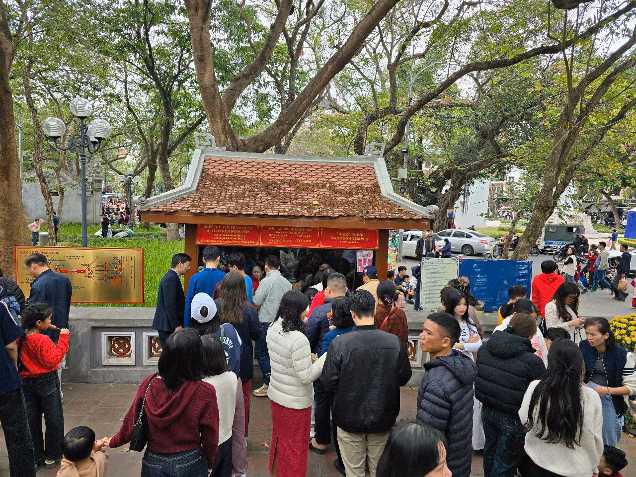 Ngoài "Thăng Long tứ trấn", du khách cũng đến nhiều danh lam thắng cảnh, di tích lịch sử trên địa bàn thành phố. Trong đó, nhiều du khách tìm đến hồ Gươm để khám phá vẻ đẹp văn hóa, truyền thống lịch sử của Thủ đô (ảnh: Du khách mua vé tại cổng Đền Ngọc Sơn).