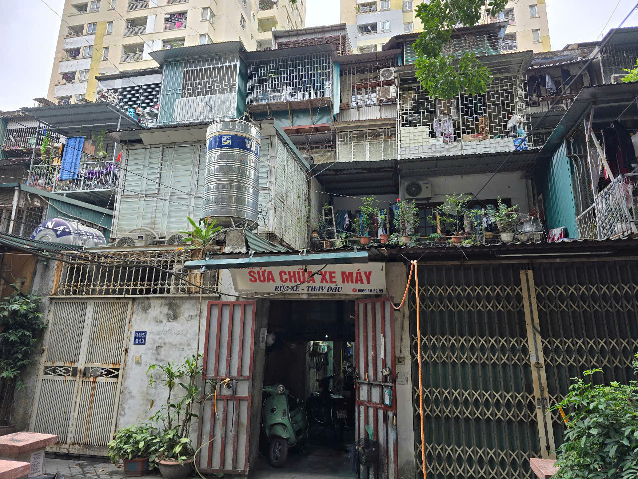 Tuy xuống cấp, nhưng nằm ở vị trí vàng nên giá các căn hộ tập thể ở đây có giá bán rất cao, lên đến 70-80 triệu đồng/m2. Tuy xuống cấp, nhưng nằm ở vị trí vàng nên giá các căn hộ tập thể ở đây có giá bán rất cao, lên đến 70-80 triệu đồng/m2.