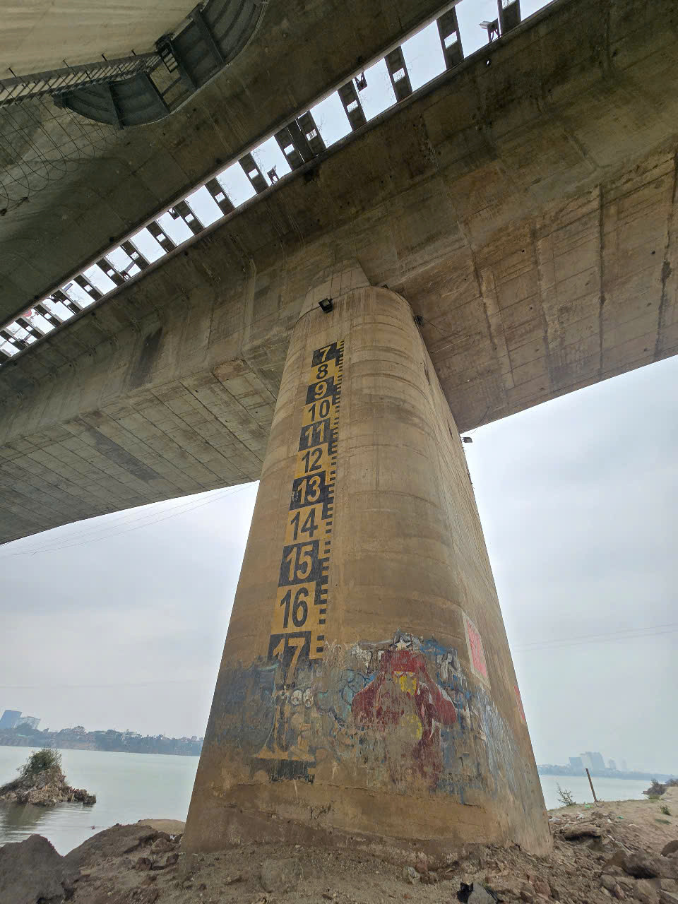 Đồng thời, sửa chữa, thay thế các khe co giãn cao su, nối dài các ống thoát nước trên các nhịp dầm Super T giữa sông để thuận lợi cho bảo trì sau này.