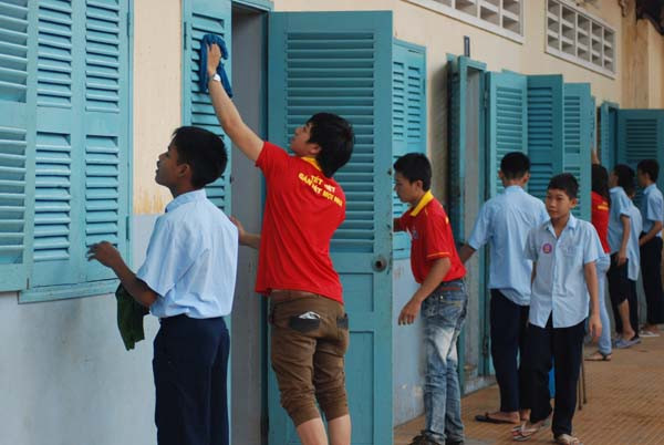 Sinh viên tình nguyện làm sạch mái trường
