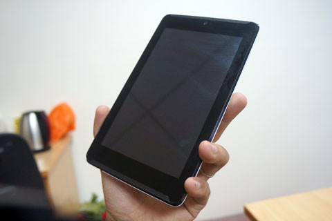 Asus Fonepad 2 có khả năng gọi điện với thiết kế to như một chiếc tablet