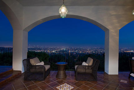 Sân thượng độc đáo với kiểu kiến trúc hình vòm của Pháp