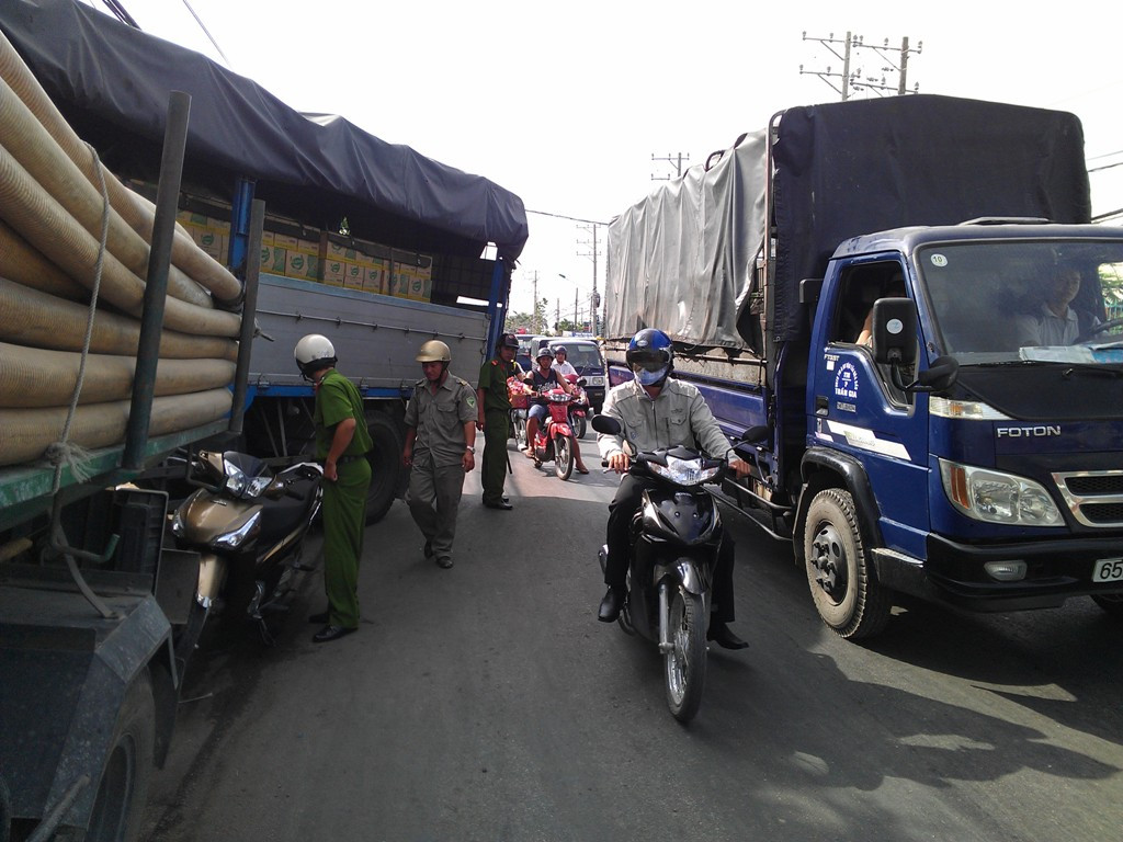Giao thông vẫn ách tắc dù có lực lượng CSGT