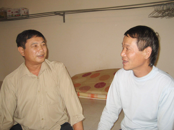 Ông Trịnh Ngọc Long (phải) nói chuyện với Giám đốc Trần Ngọc Oai