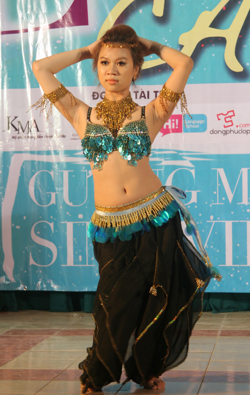 Sôi nổi với tiết mục múa bụng