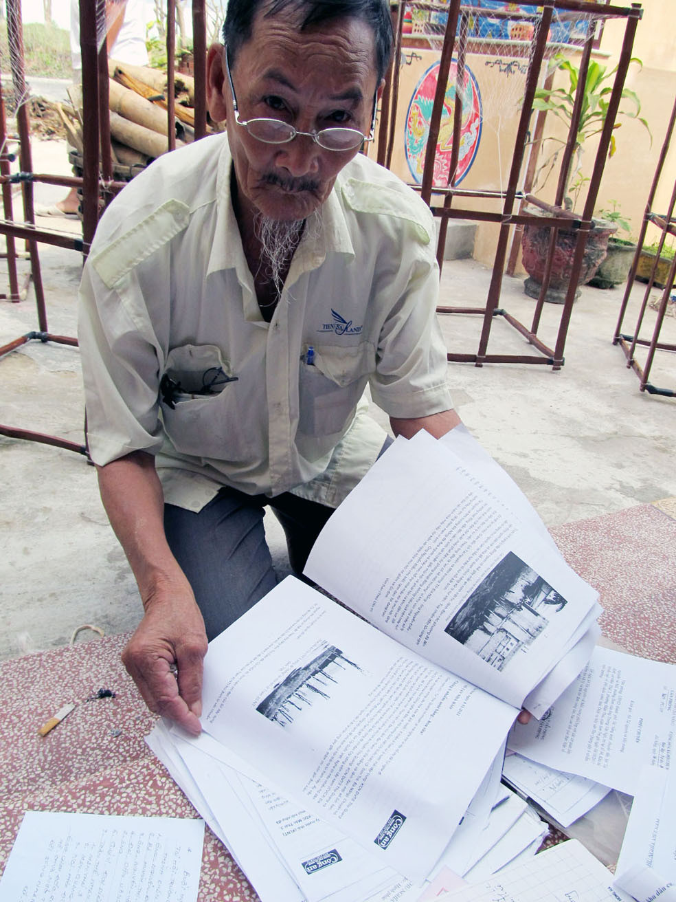 Ông Ngò với chồng đơn khiếu nại 2 năm nay Ảnh: N.C