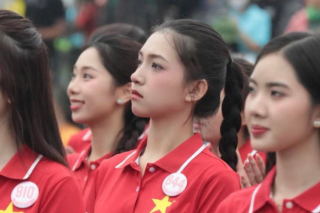 Vũ Yến sôi nổi trong các hoạt động của vòng chung khảo cuộc thi Hoa hậu Việt Nam 2024. Cô và dàn thí sinh mặc áo cờ đỏ, sao vàng khi đồng hành cùng các hoạt động của giải Tiền Phong Marathon 2025 ở Quảng Trị.