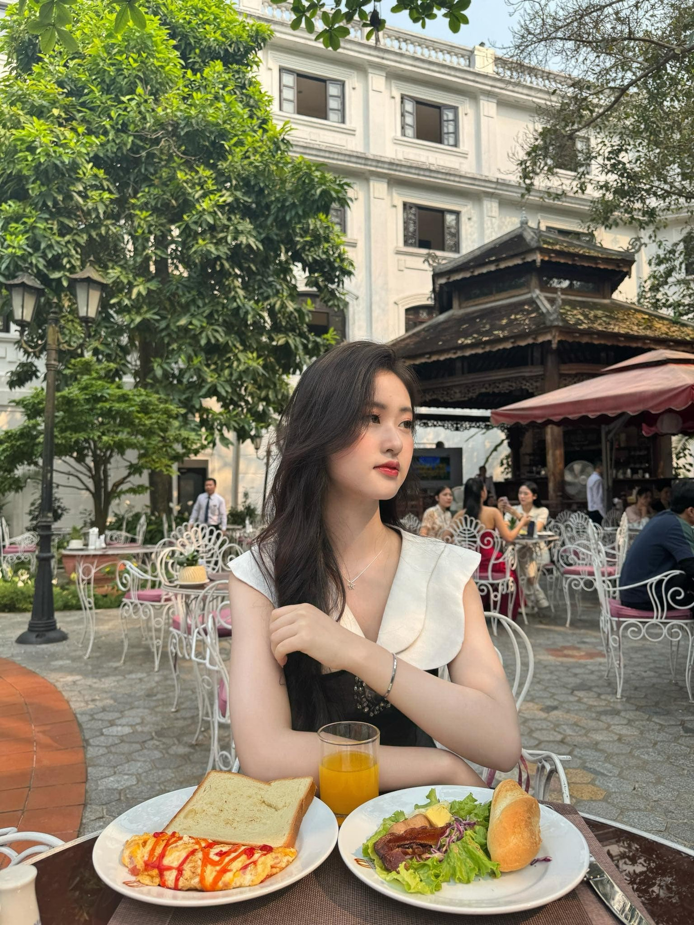 Ở vòng phỏng vấn kín, Tú Anh ấn tượng với sự thân thiện và nhiệt tình của ban giám khảo. Cô bắt đầu phần phỏng vấn kín bằng việc tự giới thiệu bản thân. Điều khiến Tú Anh bất ngờ là ban giám khảo thông báo những gì cô nói đã khá đầy đủ, không cần phải hỏi thêm gì nữa và cho phép ra khỏi phòng.