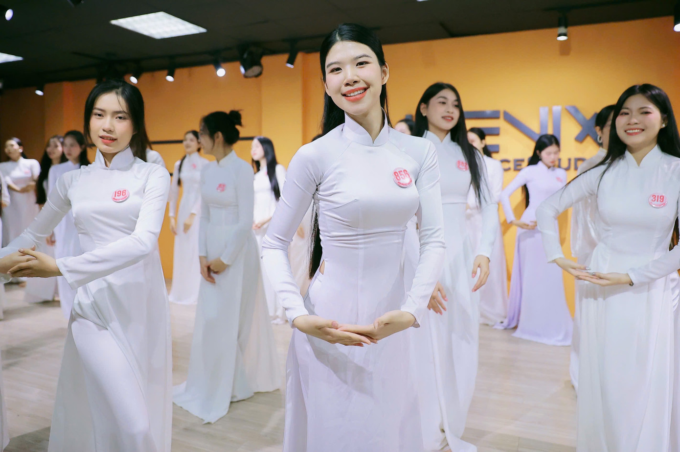 Ngày 2/4, top 41 thí sinh có buổi học vũ đạo, múa để chuẩn bị cho bài đồng diễn tại chung khảo Hoa hậu Việt Nam 2024. Dàn thí sinh mặc áo dài trắng duyên dáng khi học múa trên nền nhạc ca khúc Mẹ yêu con.