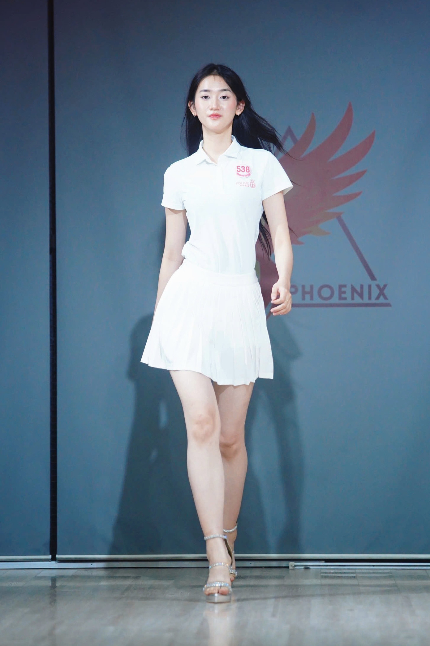 41 cô gái khoe chân dài thon thả trên sàn tập. Trải qua lịch trình dày đặc, họ vẫn giữ được thần sắc tươi tắn.