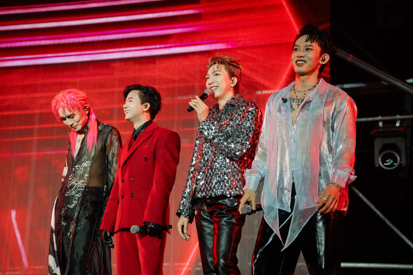 Mở đầu đêm nhạc như thường lệ là tiết mục catwalk và giới thiệu bản thân của các anh tài. 9 anh tài đã trổ tài trình diễn catwalk trước 6.000 khán giả, nhận được sự cổ vũ nồng nhiệt. Duy Khánh đóng vai trò MC, giới thiệu từng anh tài lên catwalk. Sự hóm hỉnh, duyên dáng của anh mang lại nhiều tiếng cười cho khán giả.