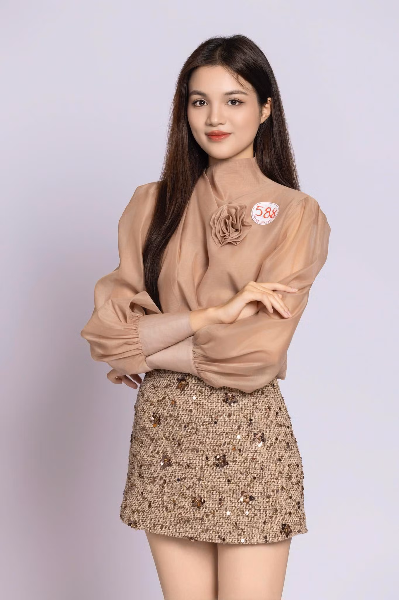 Thí sinh Trần Minh Thu, SBD 588, sinh năm 2005, đến từ Kon Tum, sinh viên Đại học Thương Mại Hà Nội đang tham dự vòng chung khảo toàn quốc Hoa hậu Việt Nam 2024. Cô là Hoa khôi Đại học Thương mại 2024, thuộc nhóm thí sinh có chiều cao ấn tượng nhất.