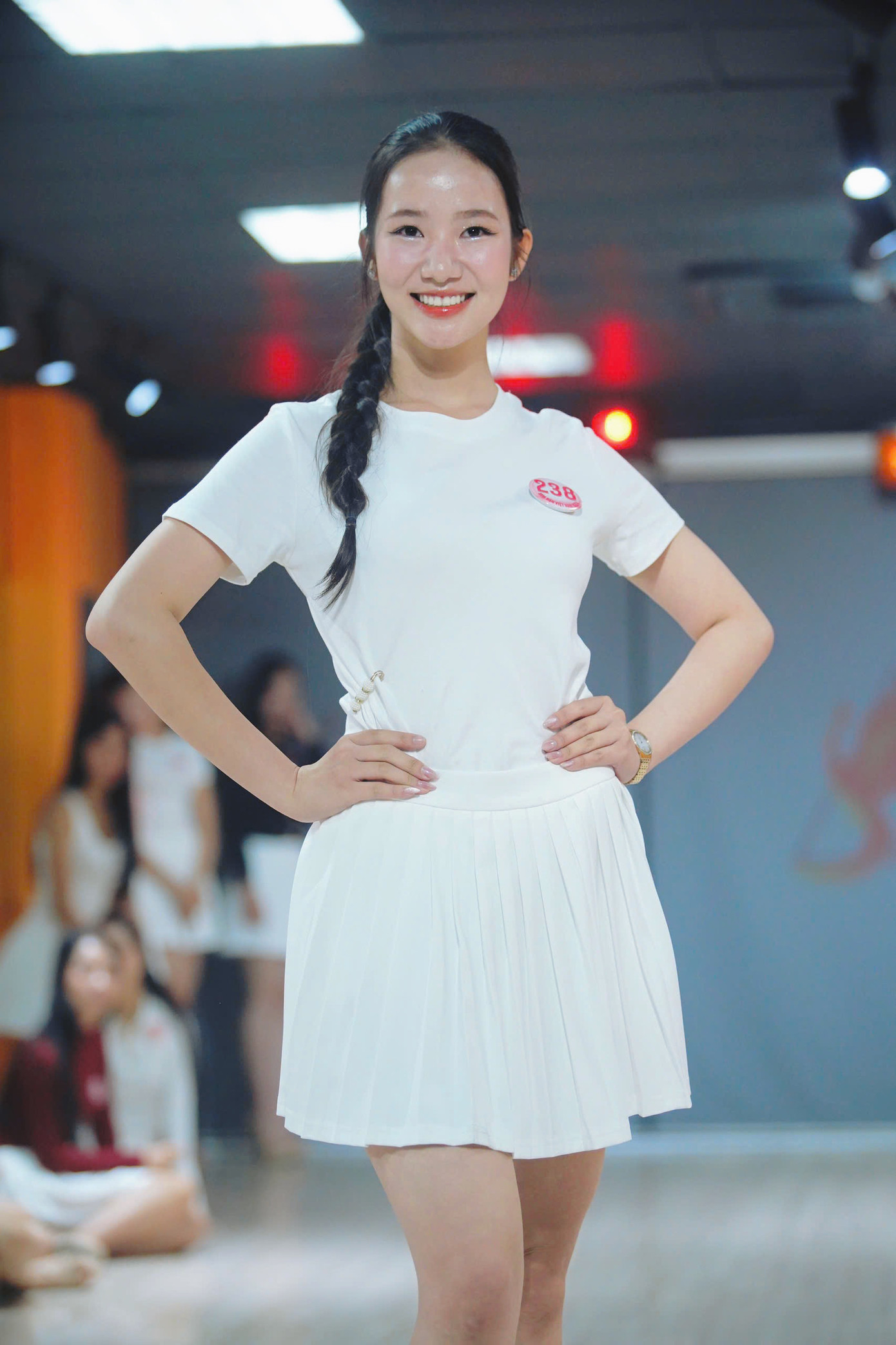 Nhiều thí sinh chưa có kinh nghiệm sân khấu được nhận xét ngày càng hoàn thiện. Trong khi đó, các cô gái từng thi sắc đẹp hoặc làm người mẫu phát huy thế mạnh để gây ấn tượng khi trình diễn.