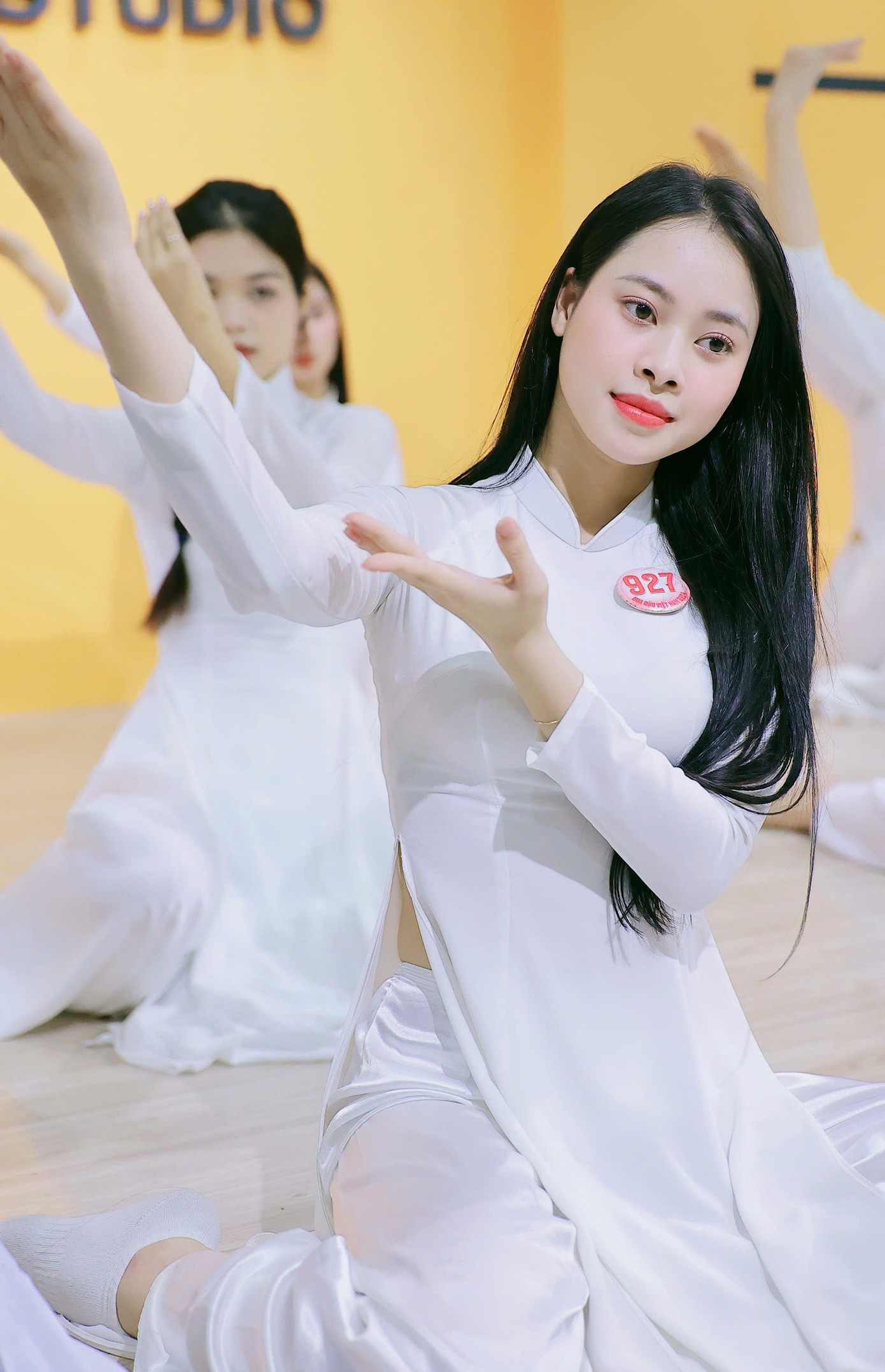 Sau khi di chuyển ra Hà Nội, các thí sinh hào hứng tham quan các địa danh nổi tiếng ở thủ đô và thưởng thức nhiều món ăn đặc sản. Họ cũng nhanh chóng bước vào lịch trình luyện tập dày đặc.