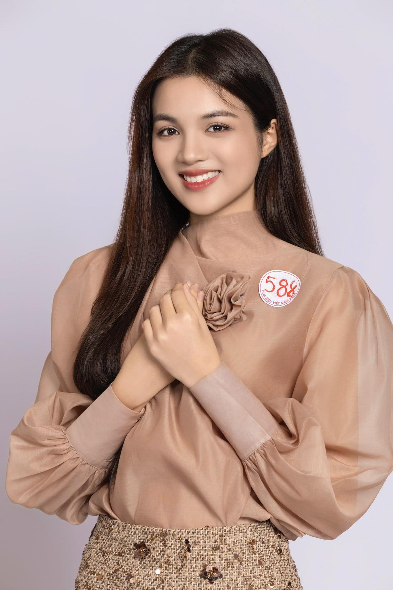 Thí sinh Trần Minh Thu, SBD 588, sinh năm 2005, đến từ Kon Tum, sinh viên Đại học Thương Mại Hà Nội đang tham dự vòng chung khảo toàn quốc Hoa hậu Việt Nam 2024. Cô là Hoa khôi Đại học Thương mại 2024, thuộc nhóm thí sinh có chiều cao ấn tượng nhất.