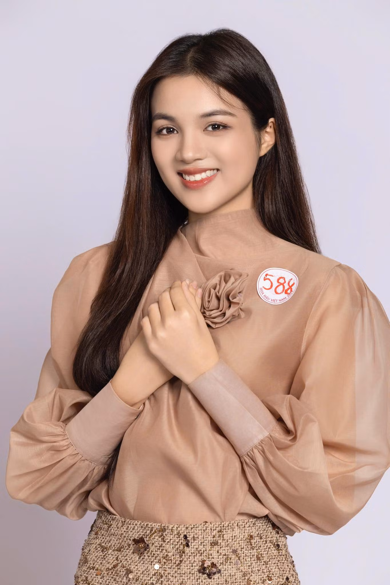 Thí sinh Trần Minh Thu, SBD 588, sinh năm 2005, đến từ Kon Tum, sinh viên Đại học Thương Mại Hà Nội đang tham dự vòng chung khảo toàn quốc Hoa hậu Việt Nam 2024. Cô là Hoa khôi Đại học Thương mại 2024, thuộc nhóm thí sinh có chiều cao ấn tượng nhất.