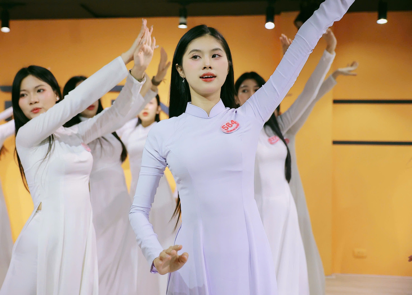 Dàn thí sinh gấp rút tập luyện chuẩn bị cho chung khảo toàn quốc Hoa hậu Việt Nam 2024.