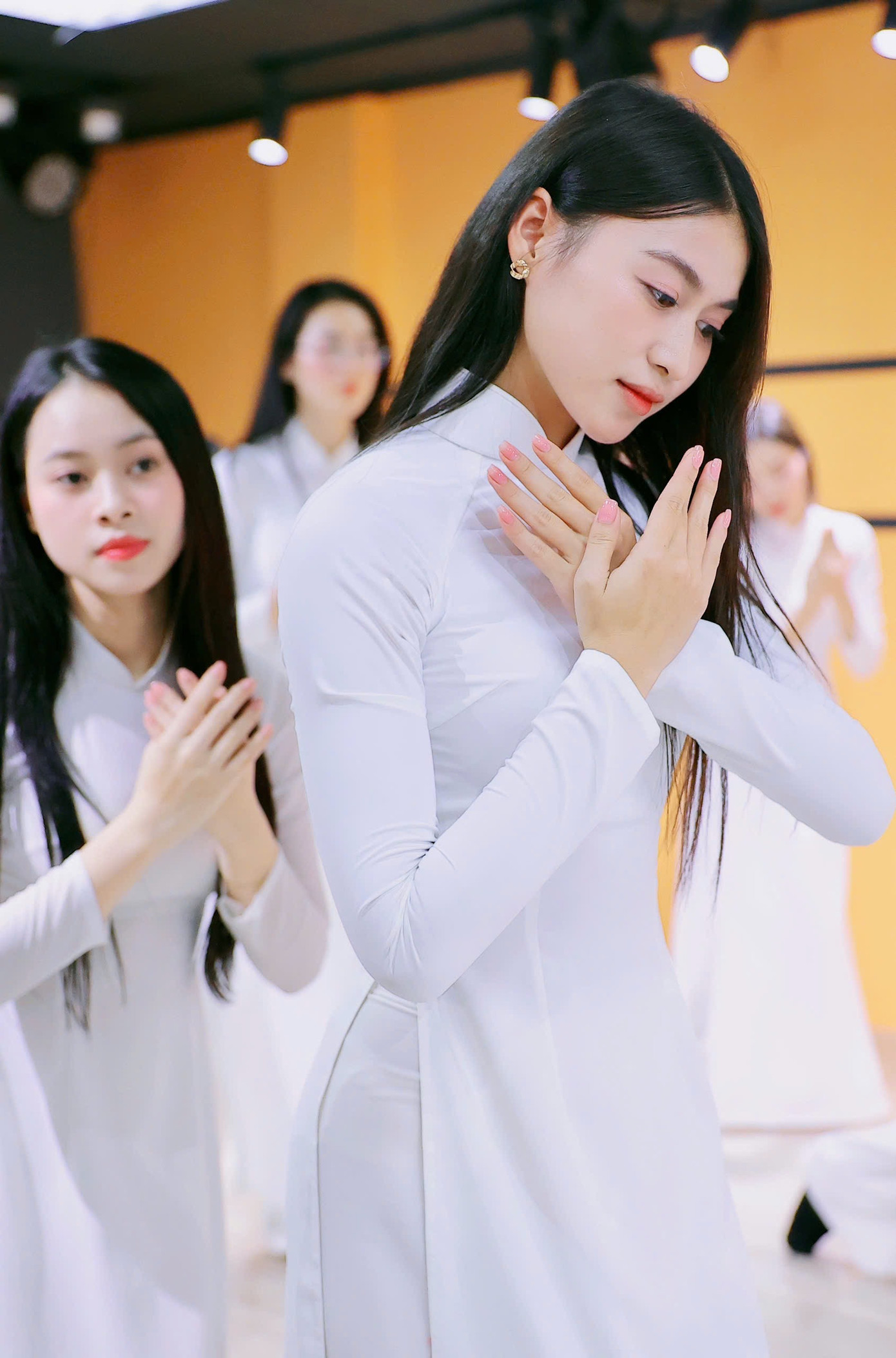 Tuy nhiên, với tinh thần ham học hỏi, 41 thí sinh miệt mài luyện tập trong vòng 3 tiếng đồng hồ để có thể đạt được các yêu cầu của biên đạo múa Đỗ Mạnh Trường.