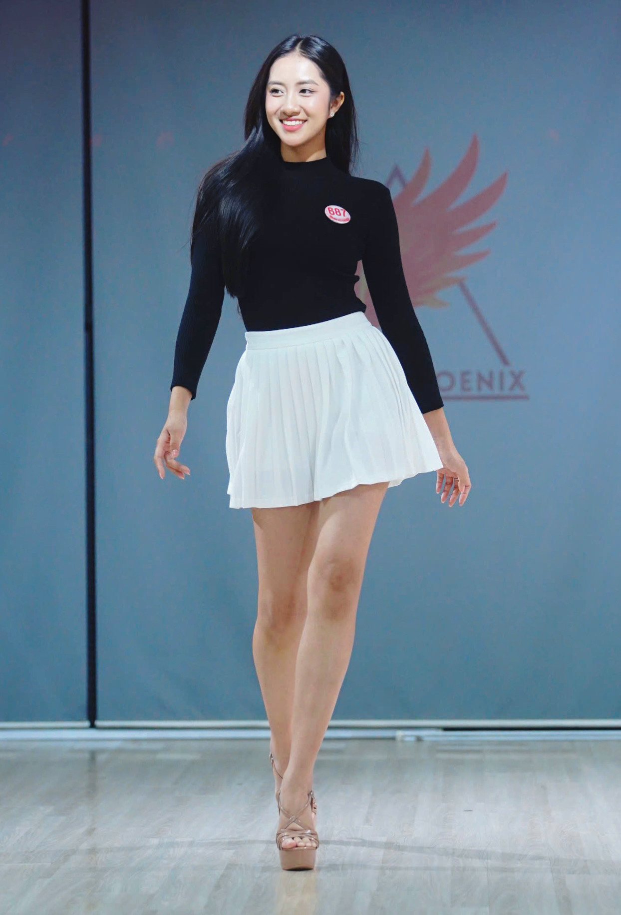 41 cô gái khoe chân dài thon thả trên sàn tập. Trải qua lịch trình dày đặc, họ vẫn giữ được thần sắc tươi tắn.