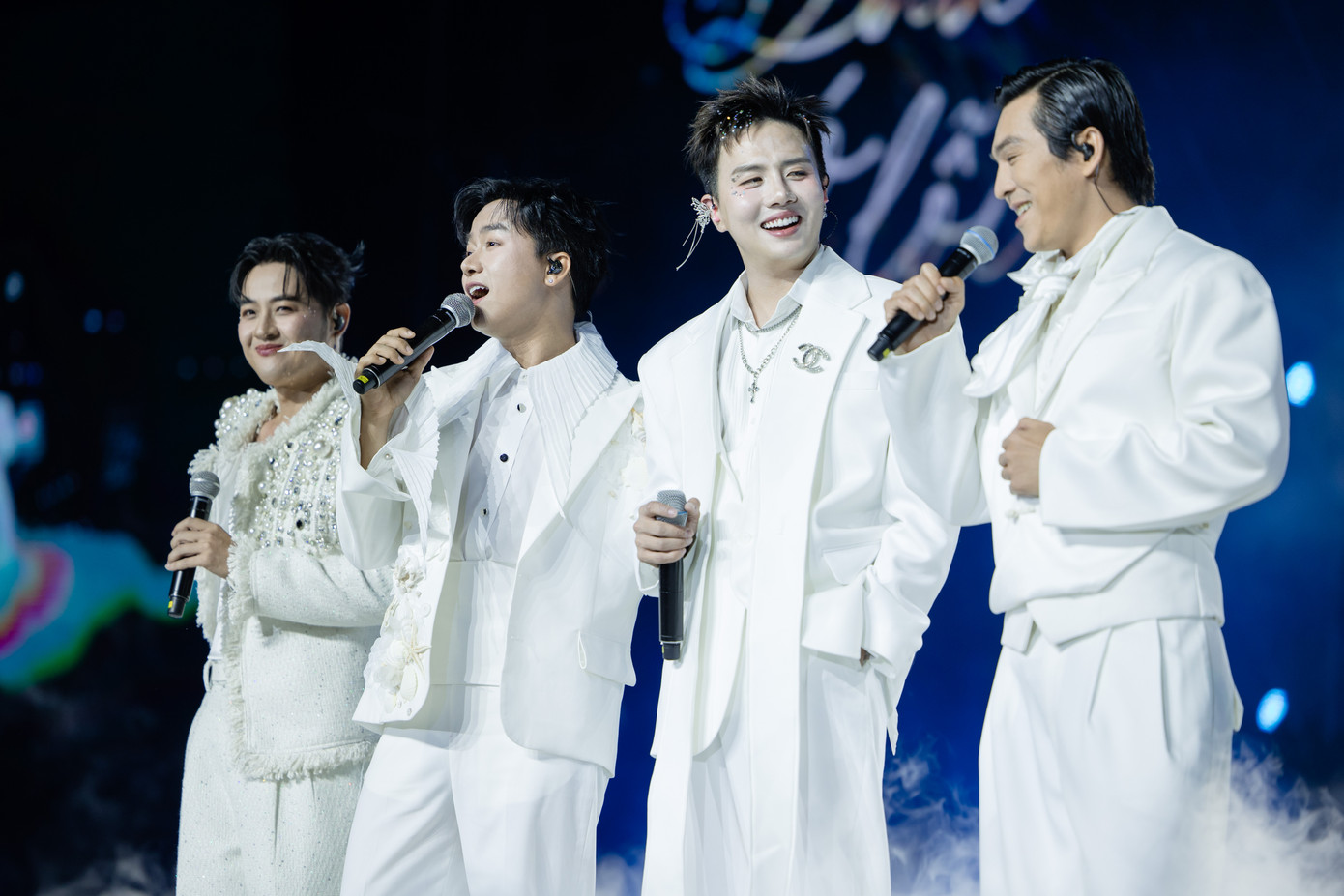 Một số tiết mục được giấu kỹ gây bất ngờ như Thiên Minh lần đầu biểu diễn Tình anh bán chiếu với Thanh Duy, Duy Khánh, BB Trần.