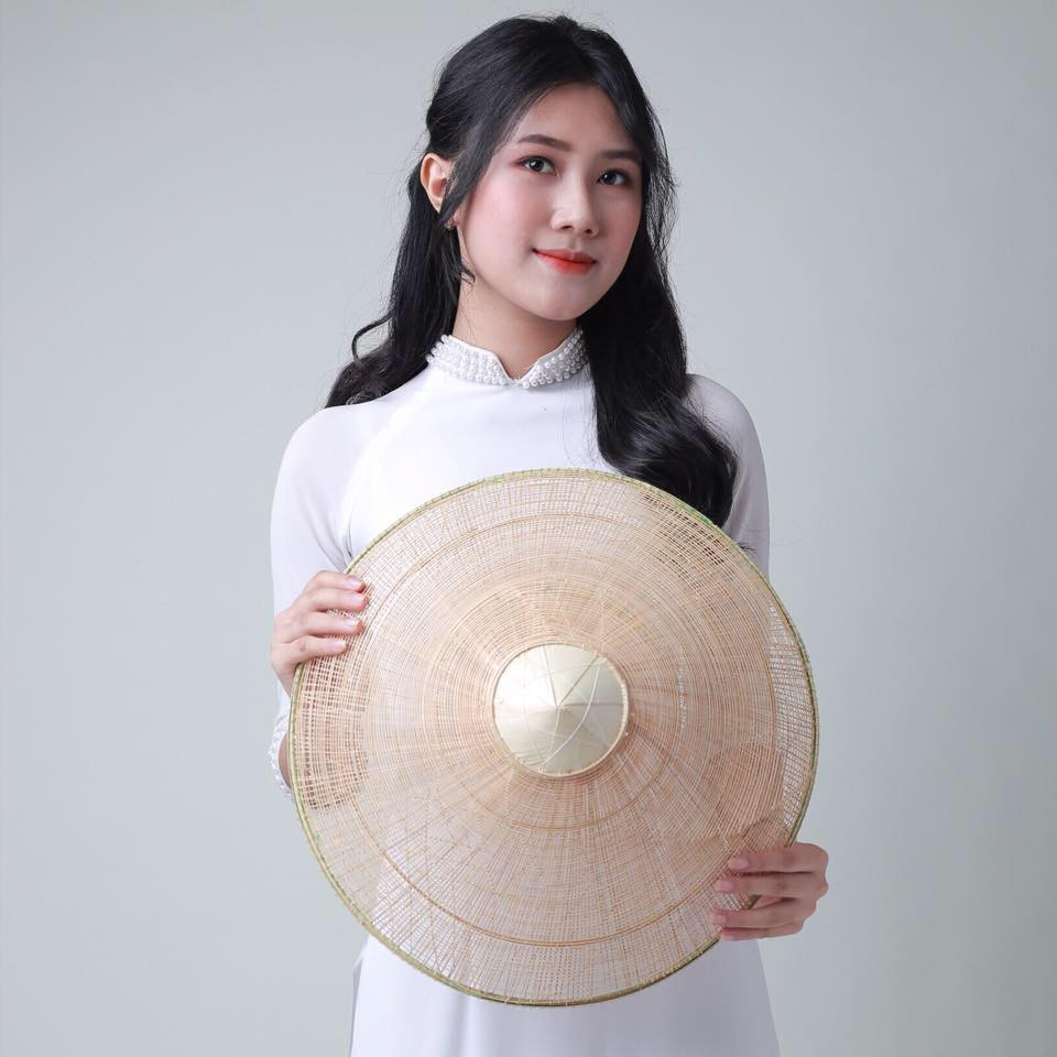 Thùy Nhiên đã tốt nghiệp ngành Du lịch tại Đại học Văn hóa TPHCM và đang học văn bằng hai ngành Quản trị Kinh doanh tại Đại học Kinh tế Quốc dân.