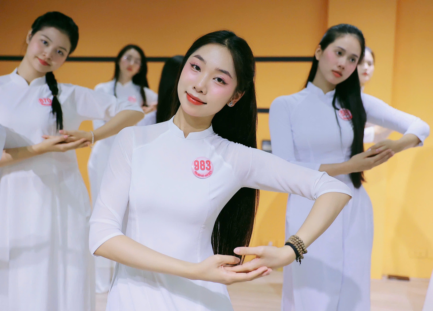 Nhan sắc trong trẻo của các thí sinh được tôn lên trong tà áo dài truyền thống và phong cách trang điểm ngọt ngào.