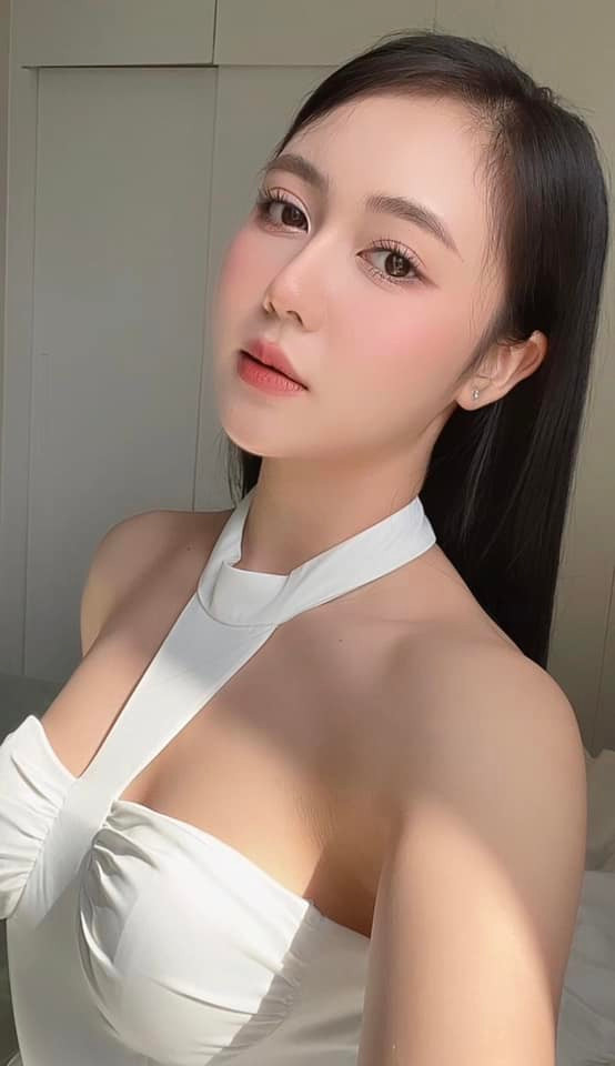 "Tôi từng nghĩ cuộc đời mình chỉ gắn liền với sân khấu và những vai diễn. Nhưng khi bạn bè động viên tham gia Hoa hậu Việt Nam, tôi quyết định thử sức. Từ những bước catwalk đầu tiên đầy lóng ngóng đến khoảnh khắc tự tin đứng trước ban giám khảo, tôi nhận ra rằng mình có nhiều đam mê với các cuộc thi sắc đẹp", cô nói.