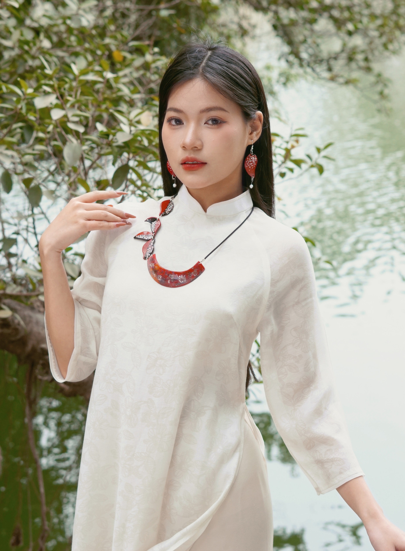 “Sau khi thi hoa khôi vào năm ngoái, tôi tham gia hiến máu nhân đạo nên đã tăng cân một chút. Để lấy lại vóc dáng, tôi đã tập gym và cardio nhẹ. Khi có thời gian, tôi đi bộ và chơi cầu lông cùng em trai”, cô nói.