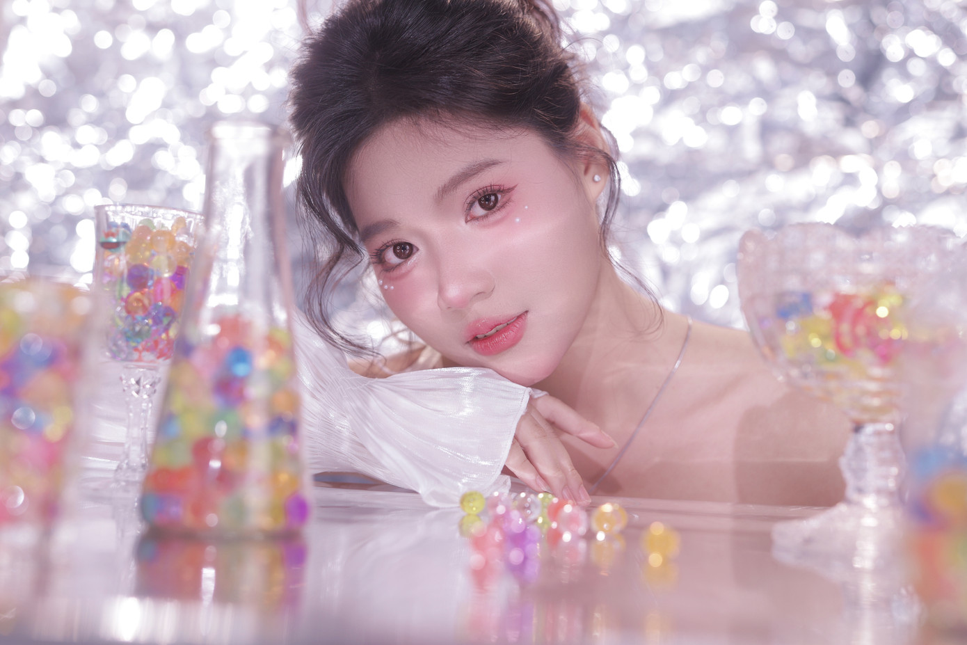 “Chiếc vương miện danh giá của cuộc thi Hoa Hậu Việt Nam là ước mơ của tất cả thí sinh, nhưng không chỉ vậy, bản thân tôi hy vọng rằng qua cuộc thi có thể học hỏi, tích luỹ nhiều kinh nghiệm, chung tay với thế hệ trẻ giúp ích cho cộng đồng. Tôi vô cùng biết ơn cuộc thi Hoa Hậu Việt Nam 2024 và dù có may mắn được bước tiếp vào chung kết hay dừng chân tại chung khảo, tôi vẫn luôn cố gắng vì bản thân và cộng đồng”, cô chia sẻ.