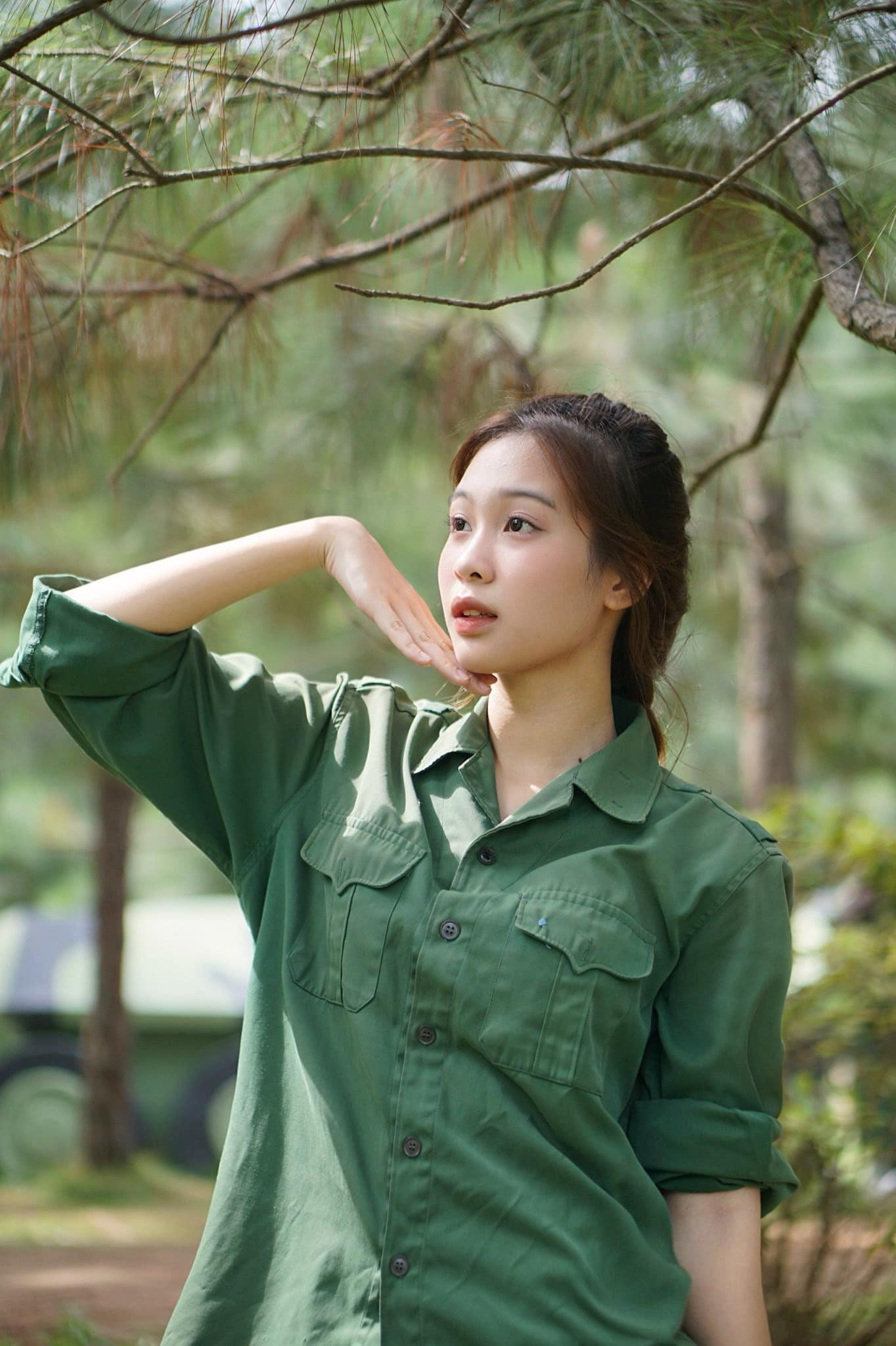 Khánh Linh kể trước khi vào phòng phỏng vấn kín cô thấy hồi hộp, nhưng khi vào bên trong, các giám khảo tạo cho cô không gian thoải mái với những câu hỏi nhẹ nhàng khiến cô thấy tự tin hơn.