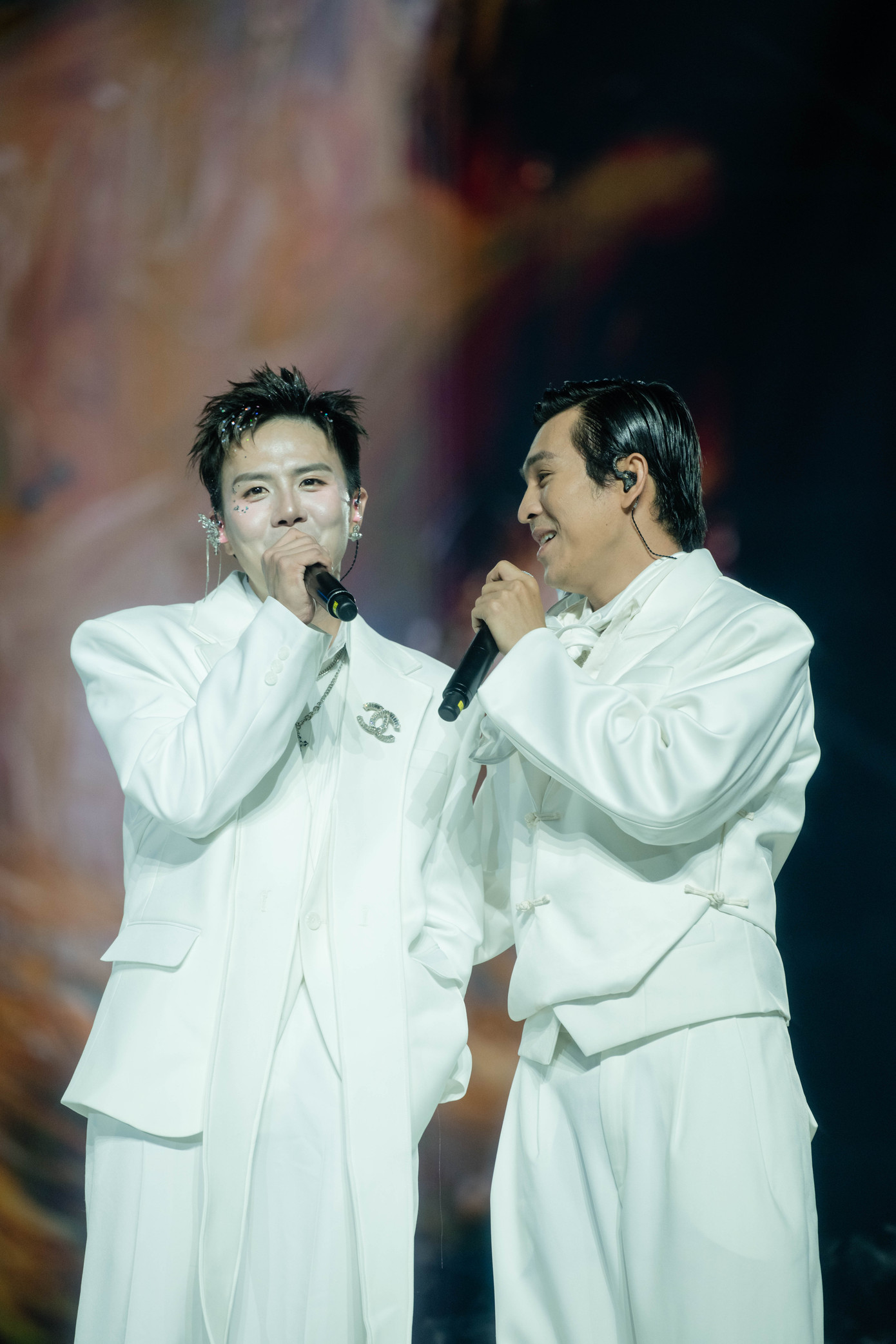 Đêm nhạc gây chú ý với những màn tương tác tình cảm giữa các anh tài, đặc biệt là Bùi Công Nam - Duy Khánh. Trước đó, hai người được nhiều fan "đẩy thuyền" khi tham gia Anh trai vượt ngàn chông gai.