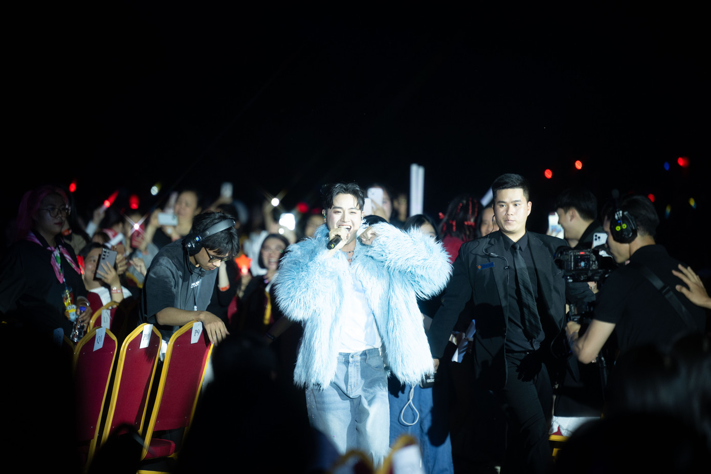 Thanh Duy là người trình diễn solo đầu tiên trong chương trình. Anh mang đến các ca khúc Không quê đâu nha, Tinh tú cầu, Turn me on. Phong cách trình diễn gần gũi của nam ca sĩ chiếm được cảm tình của khán giả.