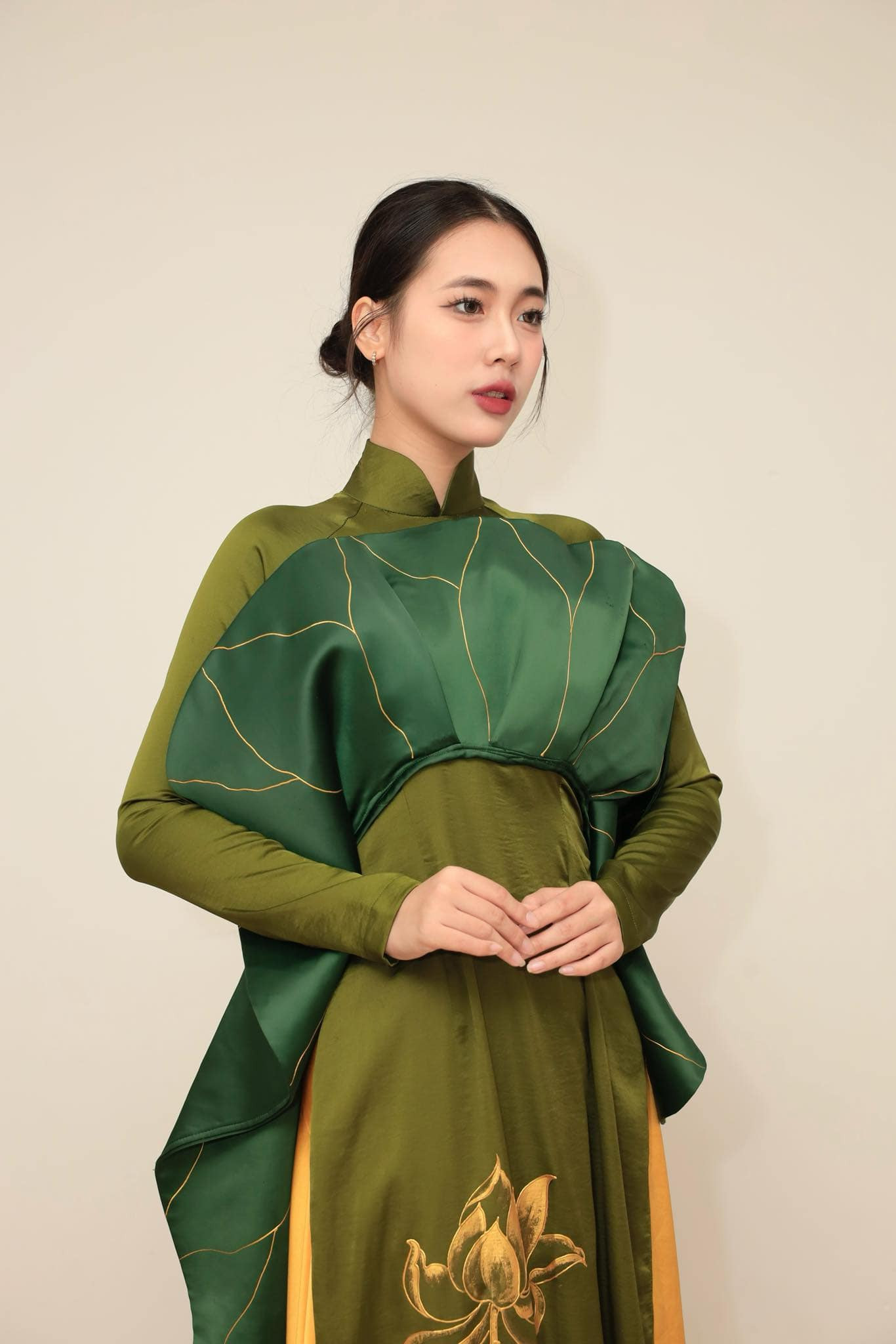 Trong thời gian đi học, Phương Chi thường xuyên tham gia những kỳ thi học sinh giỏi các môn tiếng Anh, Văn, Sinh học và thường xuyên có giải. Ngoài ra cô dành thời gian tham gia các hoạt động của trường, lớp, đạt danh hiệu sinh viên 5 tốt cấp thành phố năm 2024-2025.