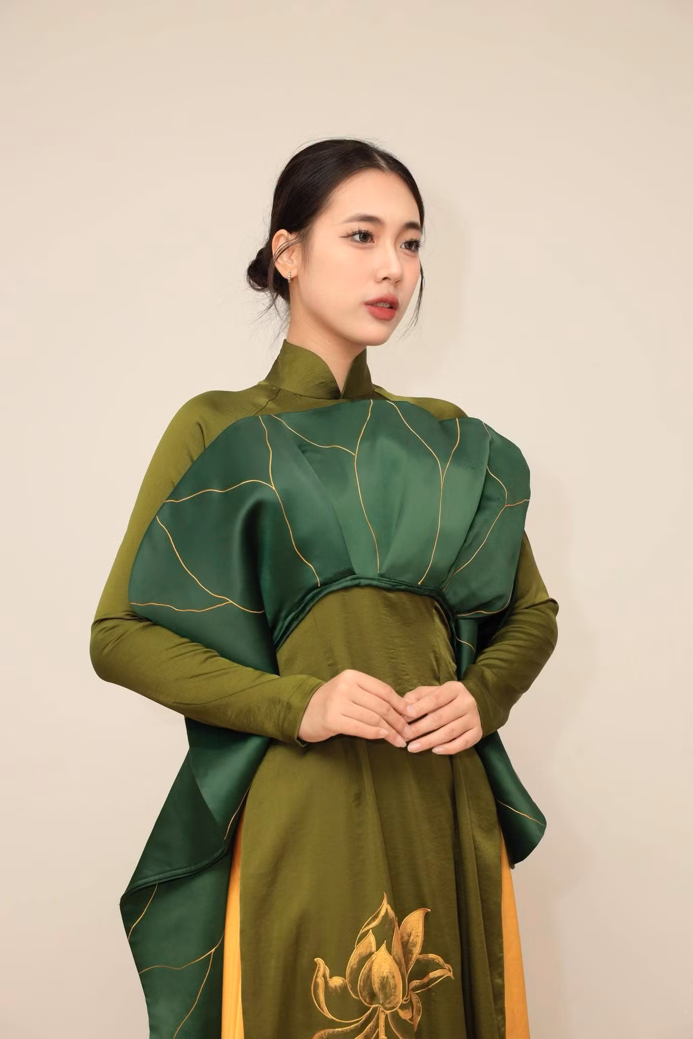 Trong thời gian đi học, Phương Chi thường xuyên tham gia những kỳ thi học sinh giỏi các môn tiếng Anh, Văn, Sinh học và thường xuyên có giải. Ngoài ra cô dành thời gian tham gia các hoạt động của trường, lớp, đạt danh hiệu sinh viên 5 tốt cấp thành phố năm 2024-2025.