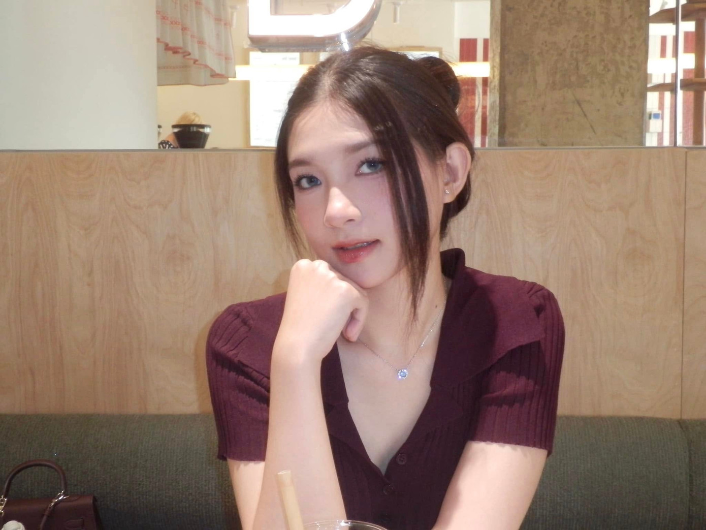 Cô gái Tiền Giang thường để tóc thẳng, trang điểm nhẹ nhàng để tôn lên vẻ trẻ trung.