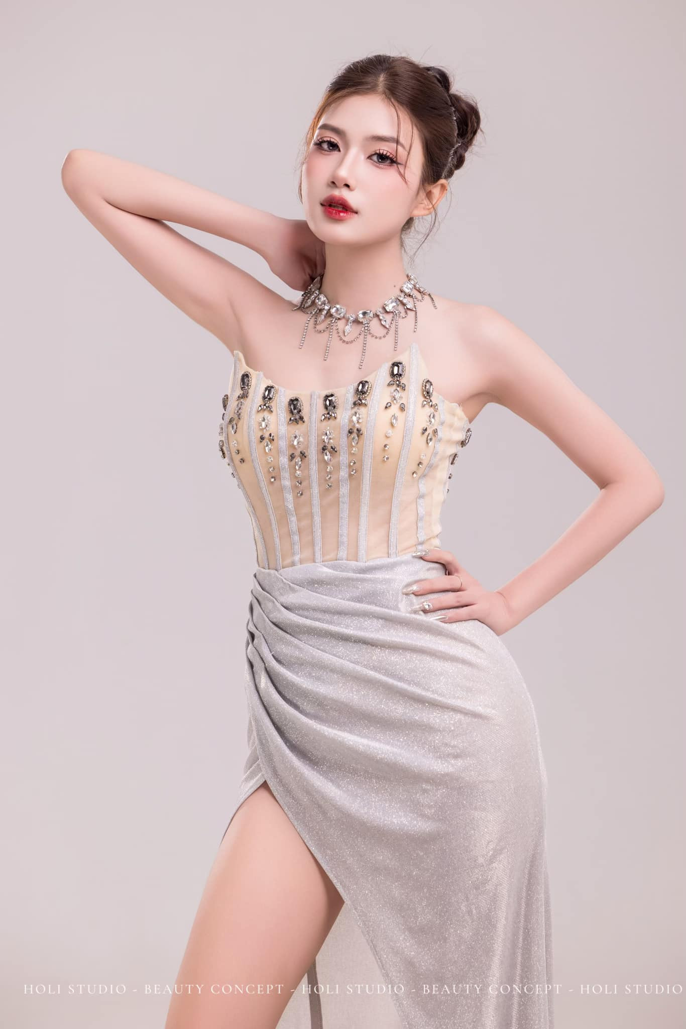 Bên cạnh đó, Ngọc Anh cũng có thể biến hóa với phong cách hiện đại, sắc sảo. Nhờ sự đa dạng, cô đang theo đuổi lĩnh vực người mẫu ảnh. Trên trang cá nhân, thí sinh đăng tải nhiều bộ ảnh thời trang với phong thái cuốn hút.