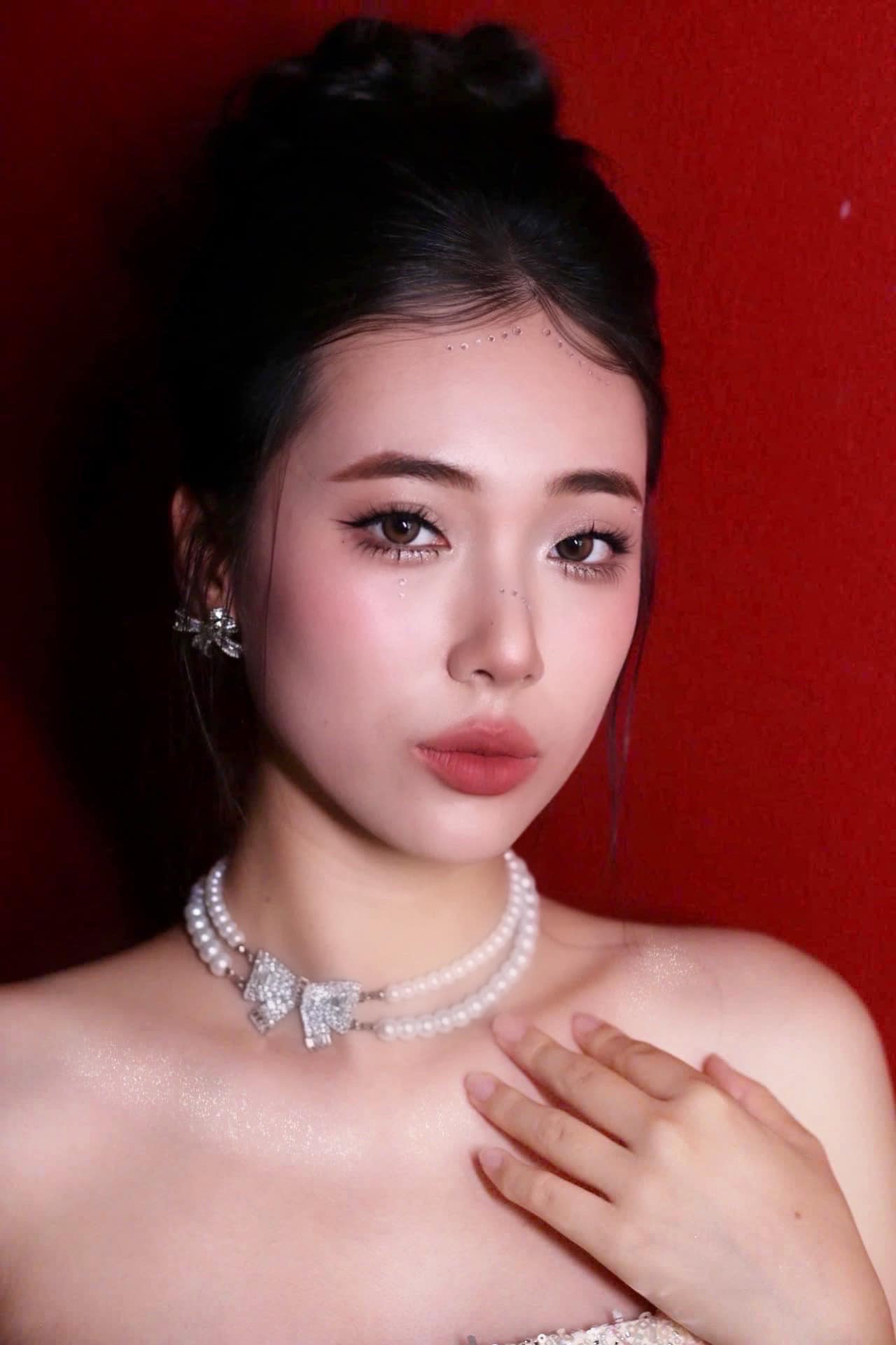 Phương Chi đang theo học chuyên ngành tiếng Anh thương mại tại Đại học Thương mại. Cô dự định học cao hơn ở một chuyên ngành khác như kinh tế hoặc quản trị kinh doanh để mở rộng cơ hội thăng tiến của bản thân.