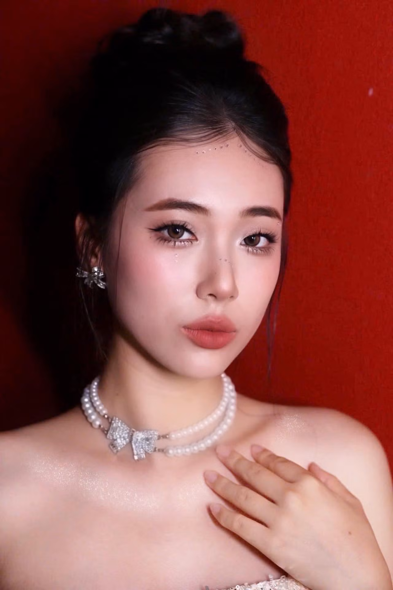 Phương Chi đang theo học chuyên ngành tiếng Anh thương mại tại Đại học Thương mại. Cô dự định học cao hơn ở một chuyên ngành khác như kinh tế hoặc quản trị kinh doanh để mở rộng cơ hội thăng tiến của bản thân.