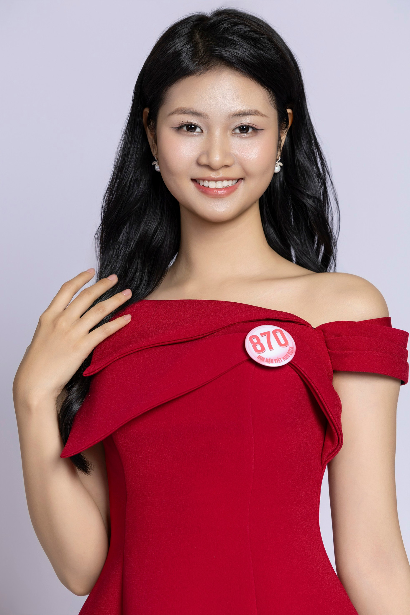 Thí sinh Hồ Ngọc Phương Linh, SBD 870, sinh năm 2004, là sinh viên trường Quản trị và Kinh doanh, Đại học Quốc gia Hà Nội.