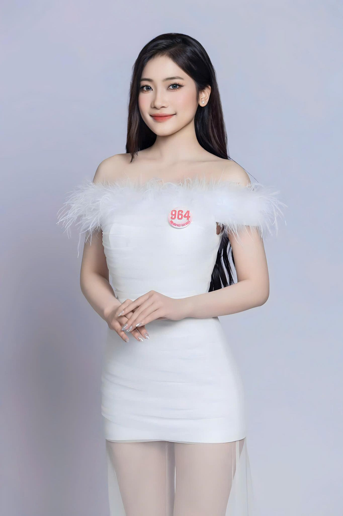 Thí sinh Phùng Thị Hương Giang, SBD 964, sinh năm 2004, đến từ Thanh Hóa, sinh viên Đại học Greenwich Việt Nam đang tham dự vòng chung khảo Hoa hậu Việt Nam 2024 tại Hà Nội.