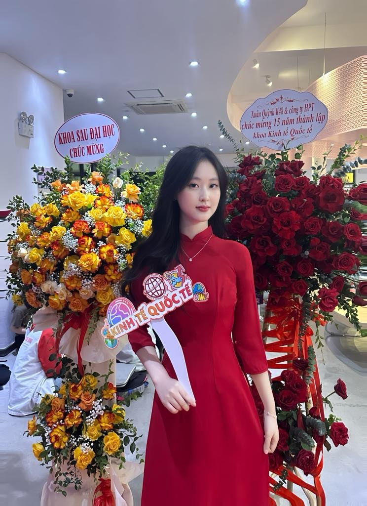 “Mình ấn tượng nhất với Hoa hậu Đỗ Thị Hà. Khi mới vào phòng, Hoa hậu Đỗ Thị Hà nhìn mình với vẻ mặt nghiêm nghị, khiến mình hơi lo lắng. Tuy nhiên, sự căng thẳng đó không kéo dài lâu”, cô nói.