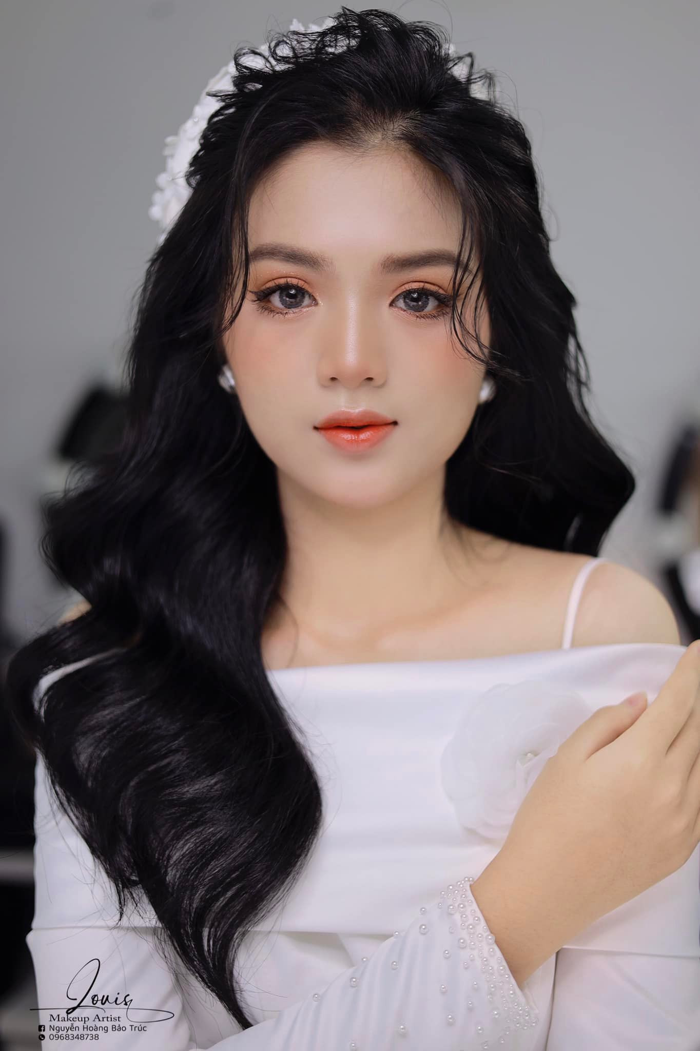 Là một người trẻ rời xa vòng tay gia đình sống tự lập, Minh Thu từng đối mặt với những cám dỗ. “Tôi may mắn có bố mẹ và những anh chị đi trước bảo ban. Bên cạnh đó, bản thân luôn biết dè chừng, thận trọng nên đã luôn cố gắng vượt qua để bước tiếp”, cô nói.