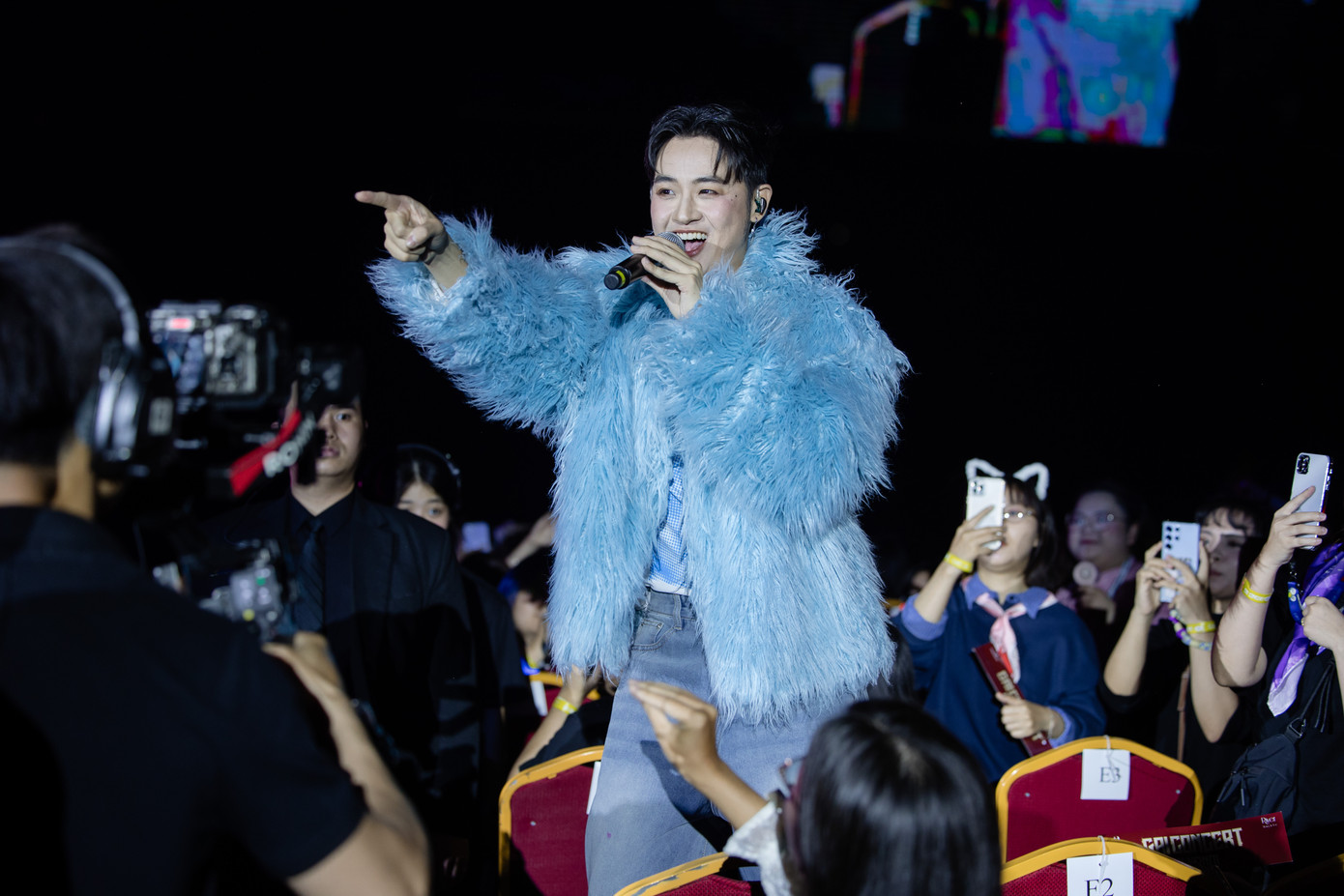 Thanh Duy là người trình diễn solo đầu tiên trong chương trình. Anh mang đến các ca khúc Không quê đâu nha, Tinh tú cầu, Turn me on. Phong cách trình diễn gần gũi của nam ca sĩ chiếm được cảm tình của khán giả.