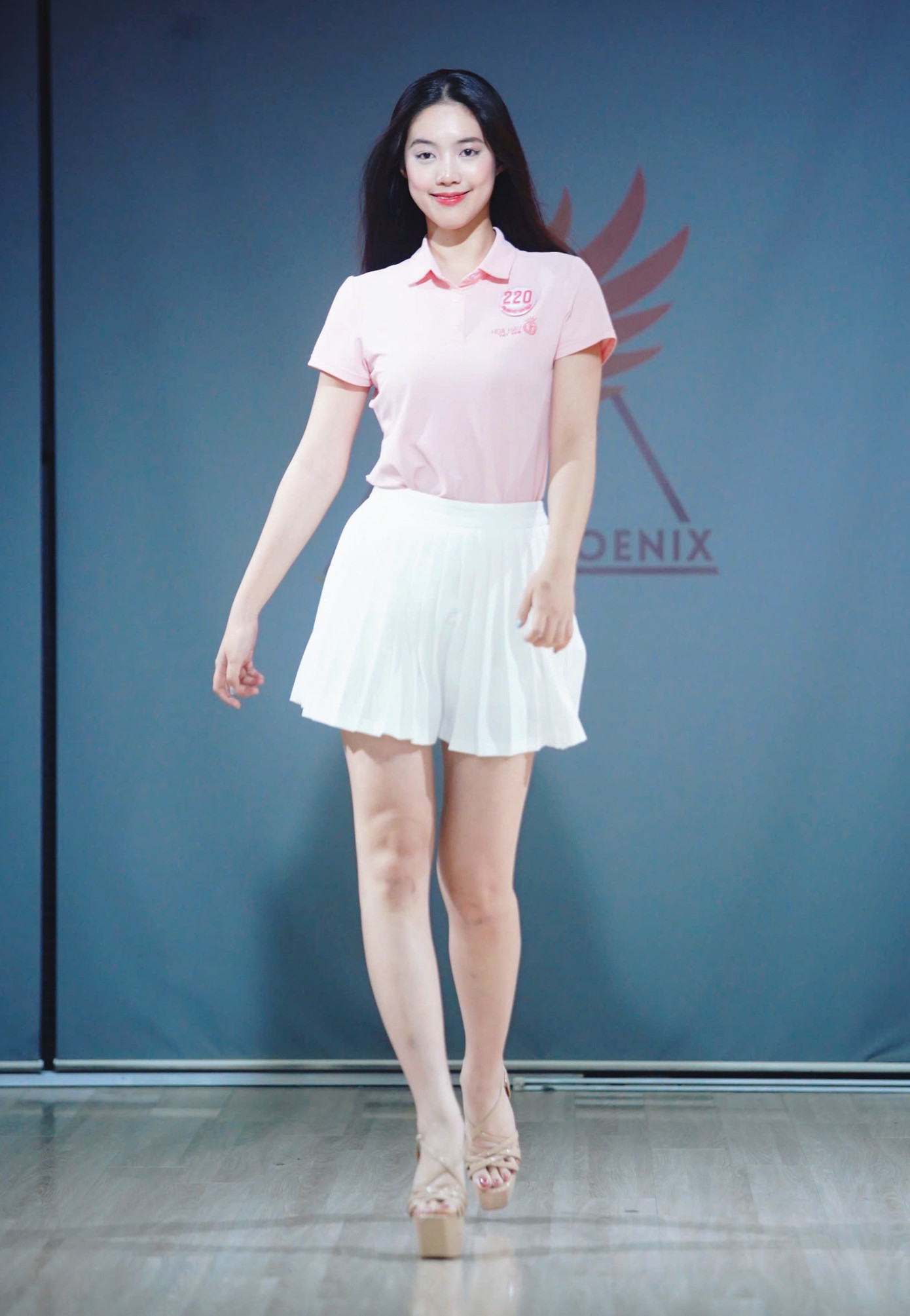 Trong buổi tập, thí sinh mặc áo thun phối cùng chân váy xếp ly màu trắng. Dàn người đẹp trang điểm nhẹ nhàng, để tóc thẳng tự nhiên tôn lên vẻ dịu dàng.