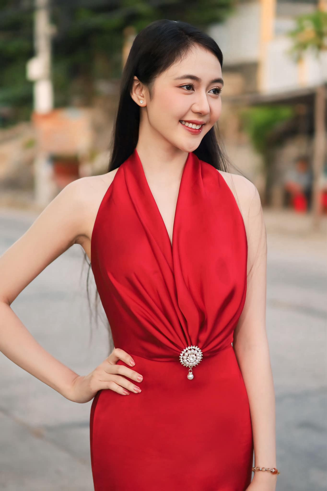 Mỹ Dung đã tốt nghiệp trường Sân khấu Điện ảnh TPHCM và đang dự định học văn bằng hai về kinh tế. Cô cho rằng đam mê nghệ thuật giúp rèn luyện tư duy sáng tạo, sự tinh tế, trong khi đó kinh doanh lại mang lại cho cô kỹ năng biến những ý tưởng sáng tạo thành sản phẩm và dịch vụ thực tiễn. "Tôi luôn tìm cách học hỏi và phát triển bản thân để có thể áp dụng cả hai lĩnh vực này vào công việc và cuộc sống", cô nói.