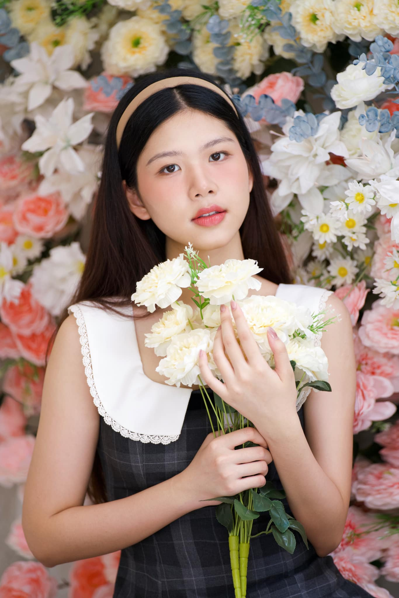 Cô từng tham dự nhiều cuộc thi sắc đẹp khi còn ngồi trên ghế nhà trường. Linh Đan giành giải Hoa khôi cuộc thi Điển sắc thiên thanh 2021 do trường THPT Chuyên Lê Quý Đôn tổ chức, giải Ba đơn nữ (Á khôi 2) Hội thi Học sinh - Sinh viên Tài năng Thanh lịch TP Đà Nẵng. Đương kim Hoa hậu Việt Nam 2022 Huỳnh Thị Thanh Thủy cũng từng tham dự cuộc thi này.