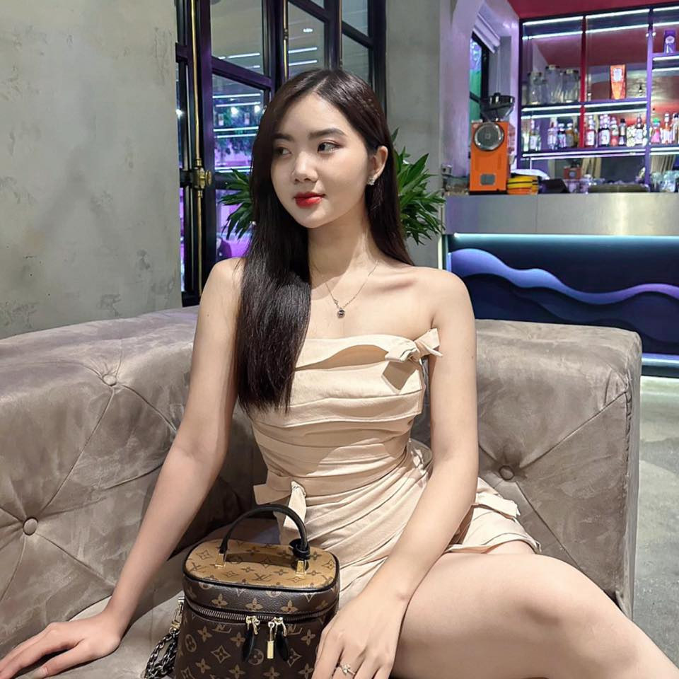 Hiện Hồng Hải đang học ngành Quản trị kinh doanh. Dự định trong tương lai của cô là trở thành tiếp viên hàng không.