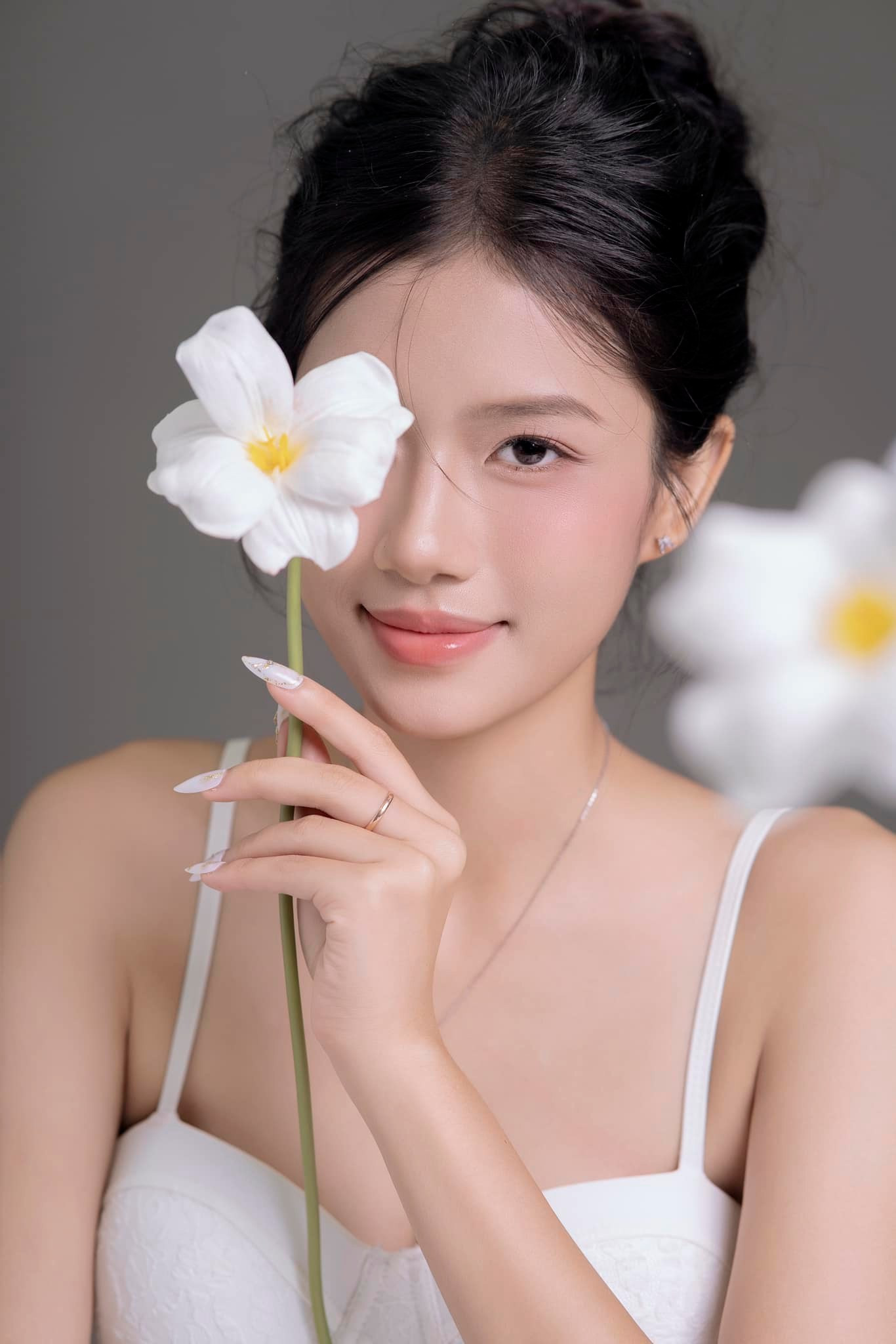 Ngoài đời thường, cô gái 19 tuổi có vẻ đẹp trong trẻo, duyên dáng.