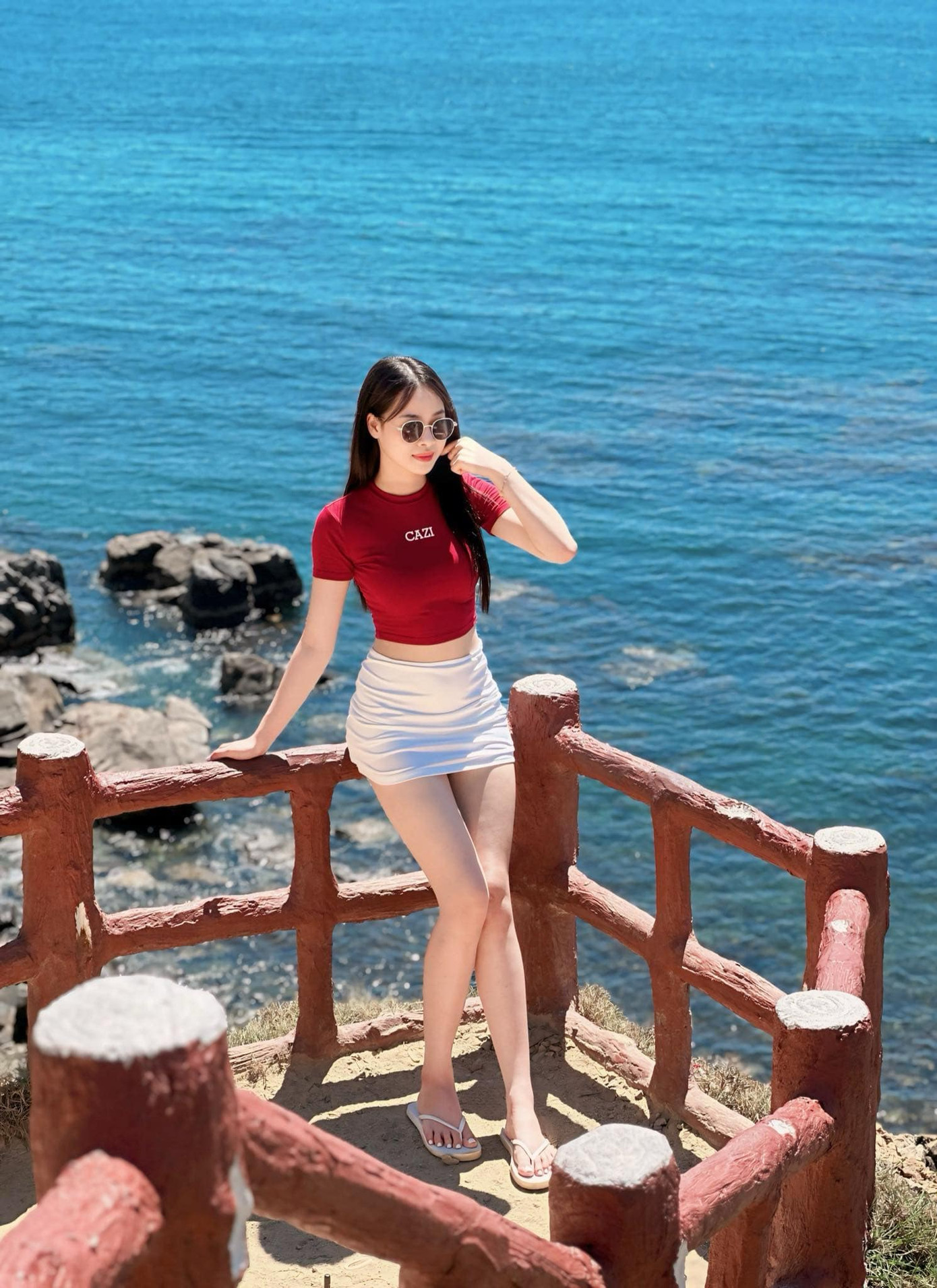 “Tự tin vì tôi luôn sẵn sàng đón nhận thử thách và thể hiện bản thân một cách chân thành nhất. Kiên trì vì tôi tin rằng mọi thành công đều đến từ sự nỗ lực không ngừng. Nhân ái là vì tôi luôn mong muốn giúp đỡ và lan tỏa những điều tốt đẹp đến với mọi người”, người đẹp chia sẻ thêm.