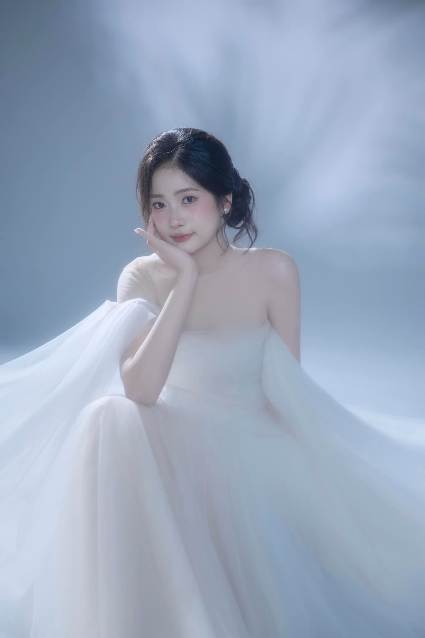 Hương Giang cho biết gia đình, bạn bè là nguồn động viên của cô trong hành trình này. “Mọi người luôn nhắc nhở tôi phải giữ tinh thần lạc quan, mạnh mẽ và không ngừng học hỏi”, cô nói.